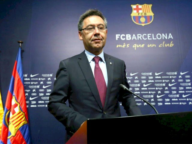 رئيس نادي برشلونة في مؤتمر صحفي 