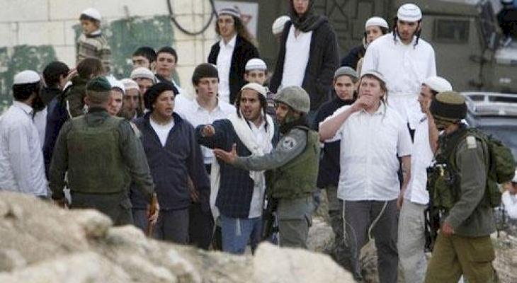 مواطنون يشاركون في مسيرة منددة باعتداءات المتسوطنين في سلفيت