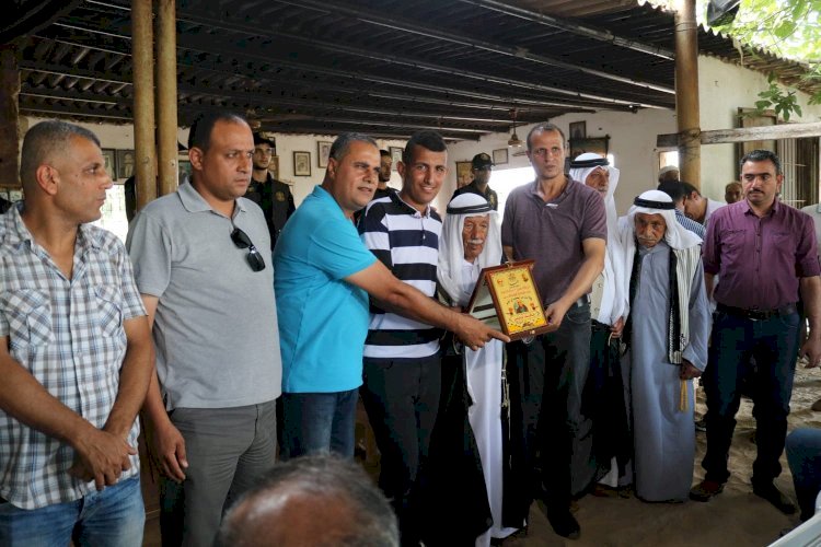 وفد من تيار الاصلاح الديمقراطي يزور عائلة أبوهولي في دير البلح 