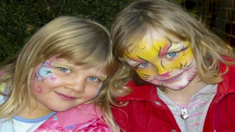 المكياج يضر ببشرة الاطفال