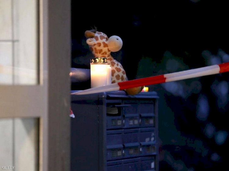 خارج الشقة التي وقعت بها الجريمة المروعة