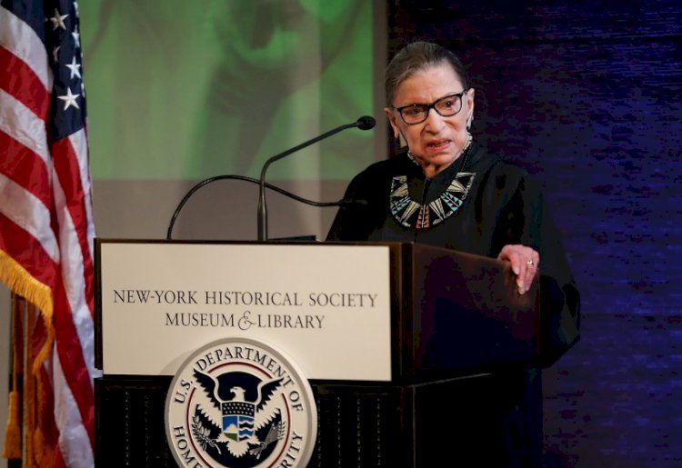 القاضية روث بادر غينسبورغ 