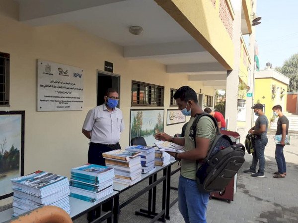 صورة ارشيفية لتوزيع الكتب في احدى الجامعات 