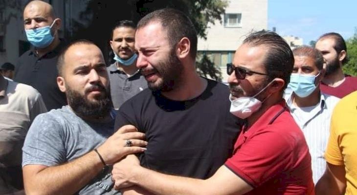 صورة لعائلة دينا الحايك اثناء تسلم جثمانها .