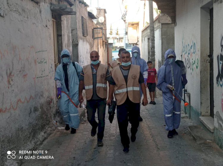 البريج: كوادر فتحاوية تُعقم منازل المحجورين في مخيم البريج