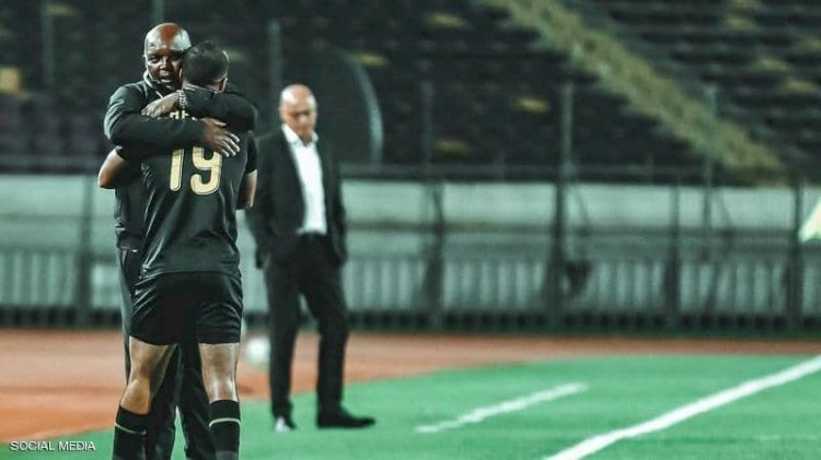 مدرب الأهلي يهنئ أفشة بهدفه ومدرب الوداد المغربي في الخلفية