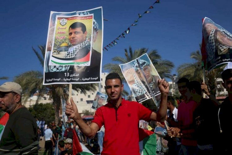 غزة: شاب فلسطيني يرفع صورة محمد دحلان في تظاهرة لحركة فتح 