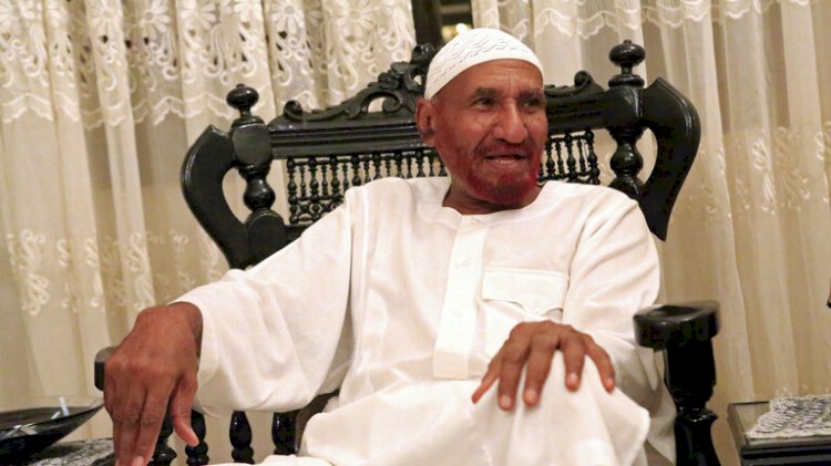الصادق المهدي، رئيس الحزب ورئيس وزراء السودان الأسبق