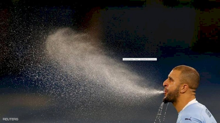 لقطة طريفة لكايل ووكر ينفث رشفة من الماء قبل المباراة