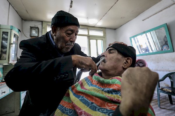 إسماعيل الخطيب 84 عاماً أكبر حلاق في قطاع غزة