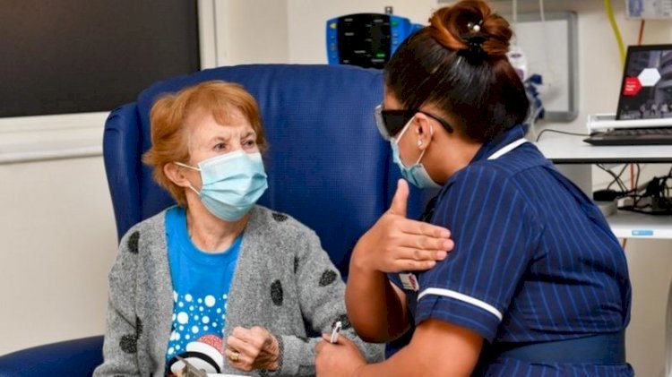 مارغريت كينان أول من تلقى اللقاح.