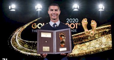 كرستيانو رونالدو يتسلم جائزة القدم الذهبية