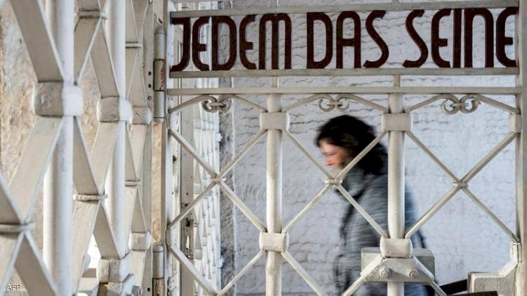 إحدى النساء في زيارة لمعسكر للنازية.