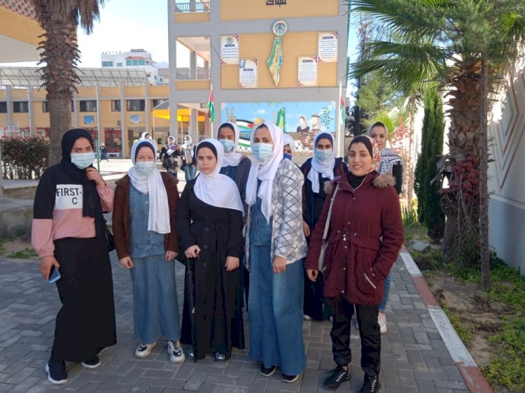 مبادرة طلابية لتوزيع عدد من المظلات