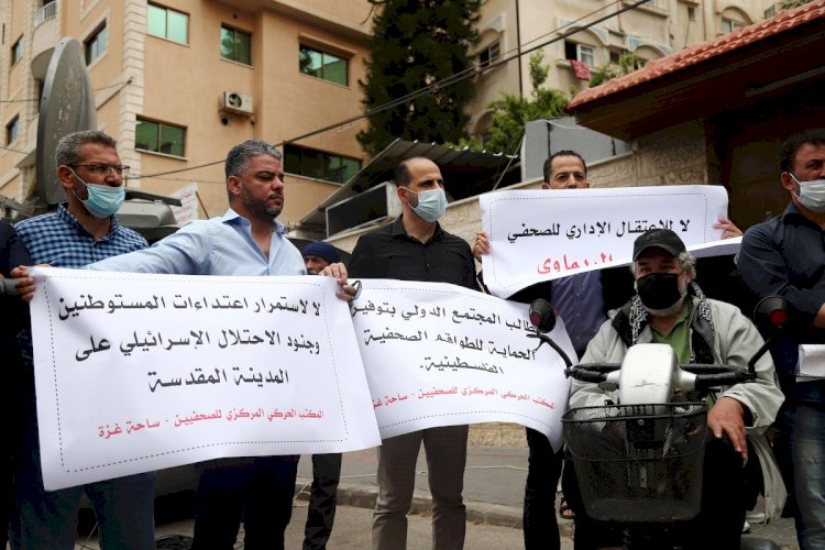 سليم البريم مسئول المكتب الحركي للصحفيين بحركة فتح ساحة غزة يشارك في الوقفة التضامنية 