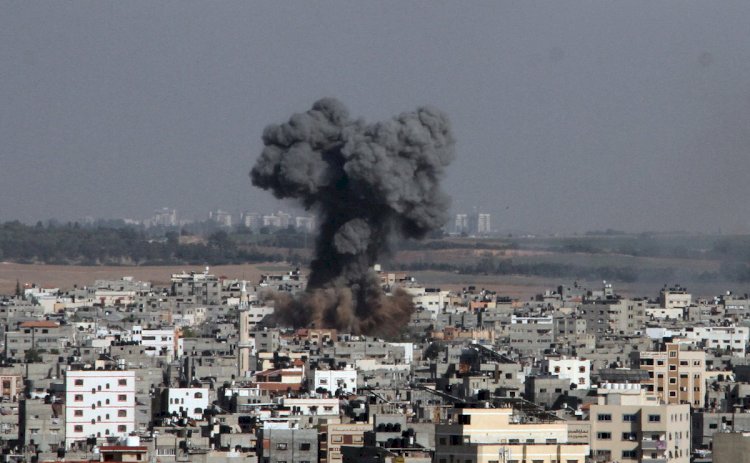 غزة: أثار القصف الاسرائيلي على مواقع فلسطينية في قطاع غزة 