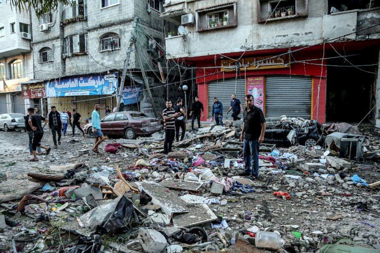 غزة: مواطن يتفقد أثار الدمار الذي أحدثته الصواريخ الاسرائيلية في قطاع غزة
