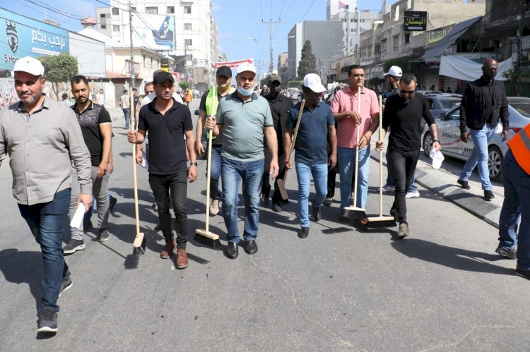 غزة: قيادات تيار الإصلاح الديمقراطي خلال مشاركتها في حملة هنعمرها لإزلة أثار العدوان من شوارع غزة