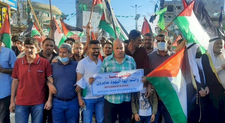 غزة: فلسطينيون يخرجون في مظاهرة احتجاجاً على مسيرة الأعلام بالقدس المحتلة 