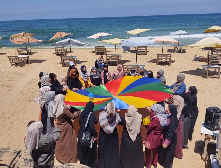 المرأة العاملة بمجلس العمال تنفذ فعالية الدعم النفسي على شاطئ البحر