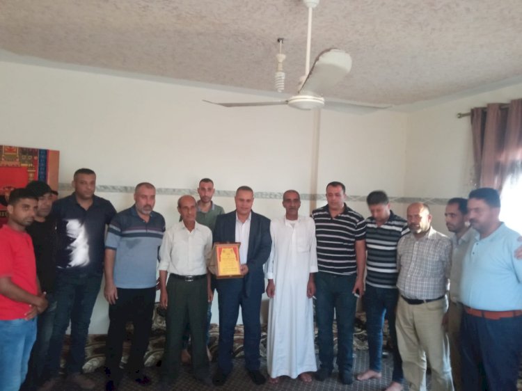 لجنة المكاتب الحركية المكتب الحركي للمعلمين تكرم المعلم / محمد رشيد أبو احمد ، بحضور الدكتور صلاح العويصي امين سر لجنة العمل التنظيمي ساحة غزه ،والاخوة في قيادة محافظة الشمال