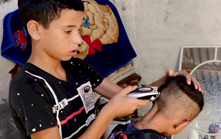 رفح :" نضال" يحارب الفقر بماكينة الحلاقة