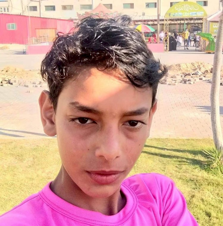 صورة الشهيد الطفل عمر أبو النيل الذ أُصيب برصاص حي في رقبته 