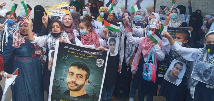 اللجنة الاجتماعية (ملف الاسرى) ومجلس المرأة بالمشاركة في الوقفة التضامنية مع اسرانا البواسل في سجون الاحتلال امام مقر الصليب الأحمر بمدينة غزة، تحت عنوان. دعم واسناد لأسرانا البواسل 