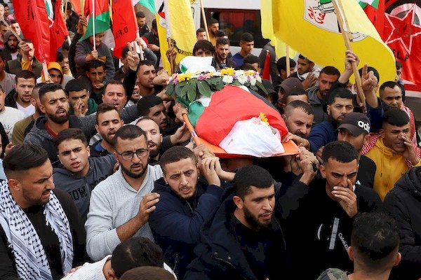 فلسطينيون يشيعون جثمان الشهيد محمد مطر في مدينة رام الله