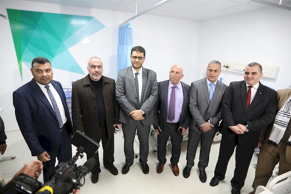 قيادات تيار الإصلاح الديمقراطي وممثلين عن وزارتي الصحة والتنمية في غزة أثناء افتتاح المستشفى الميداني الاماراتي