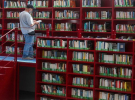 كتب الذكاء الاصطناعي تحاصر المؤلفين.. دراسة تكشف خسائر سوق النشر