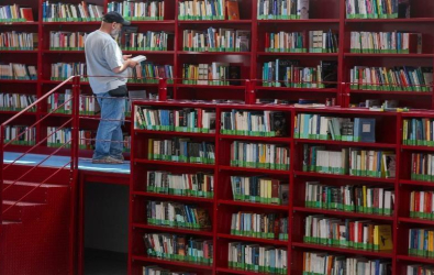 كتب الذكاء الاصطناعي تحاصر المؤلفين.. دراسة تكشف خسائر سوق النشر