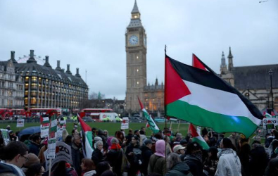 تسريب صادم: إسرائيل توسلت لستارمر لتأجيل الاعتراف بفلسطين خوفًا على الرهائن
