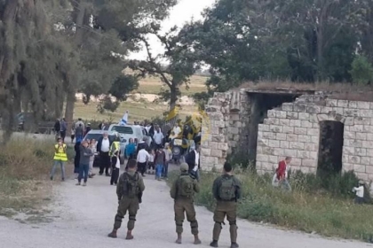 الاحتلال يعتقل مواطنا ويستولي على "باجر" في الخليل