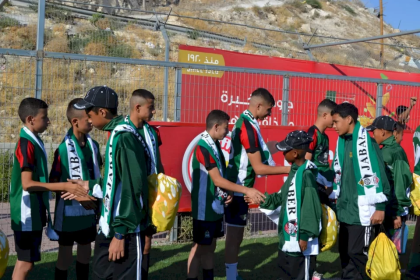 فلسطين تودع جثمان لاعب كرة القدم الجنوب أفريقي الطفل ماليسا بعد غرقه في مسبح بأريحا