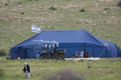 للمرة الثالثة... مستوطنون ينصبون خياما غرب سلفيت