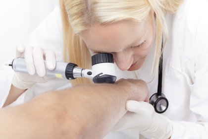 ما هي العلامات المبكرة لسرطان الجلد وكيف تبدو؟