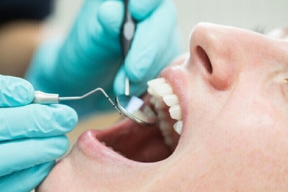 ما العوامل المؤثرة في حساسية الأسنان؟