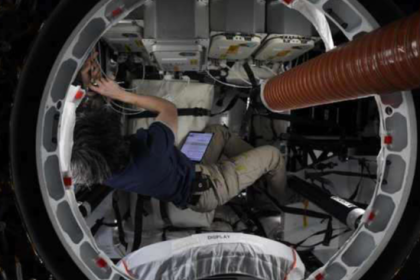 ريانة.. أول رائدة فضاء عربية تعود إلى الأرض