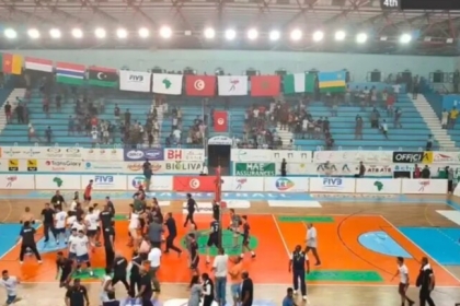 بالفيديو.. اعتداء على لاعبي منتخب مصر في تونس