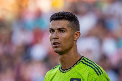 مطرب فرنسي يشعل مواقع التواصل بشائعة عن كريستيانو (صورة)