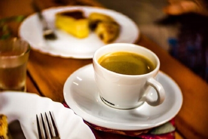 ما أفضل المشروبات لمن يعاني من مشكلات في الأمعاء؟