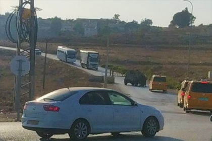 مستوطنون يغلقون شارعاً في بلدة العوجا شمال أريحا