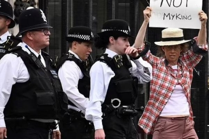 إلقاء القبض على سيدة تحمل لافتة "لا.. للملكية" أمام الملك تشارلز