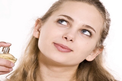 كيف تستغل الأنثى عطرها في تحقيق رغباتها وأهدافها؟