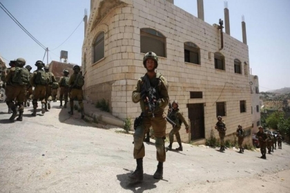 الخليل: الاحتلال يعتقل والدين ونجليهما من يطا