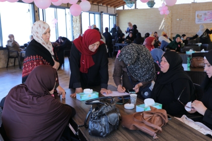 فيديو: مجلس المرأة بساحة غزة ينفذ لقاء بعنوان "العلاج بالترفية" للمصابات بسرطان الثدي