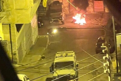 الخليل: إصابة خطيرة لشاب بالرصاص الحي خلال مواجهات مع الاحتلال في بلدة بيت أمر