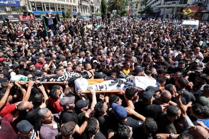 رام الله: جماهير غفيرة تشييع جثمان الشهيد قصي التميمي في قرية النبي صالح