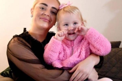 طفلة تأكل الجدران والأثاث بسبب حالة نادرة